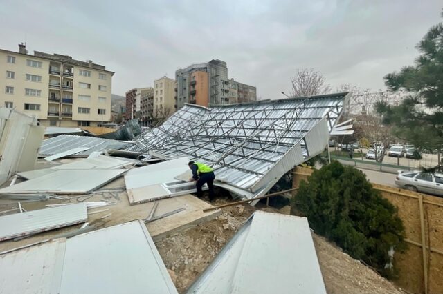 Τουρκία: Εικόνες αποκάλυψης από τους θυελλώδεις ανέμους – Καταρρέουν σπίτια και στέγες