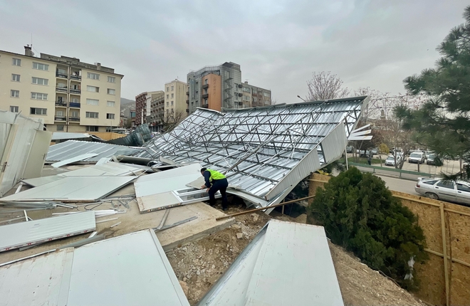 Τουρκία: Εικόνες αποκάλυψης από τους θυελλώδεις ανέμους – Καταρρέουν σπίτια και στέγες