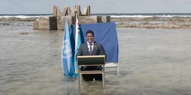 COP26: Υπουργός φόρεσε κοστούμι, μπήκε στη θάλασσα και έστειλε μήνυμα στη Γλασκώβη