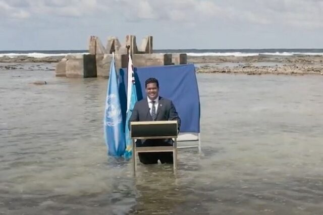 COP26: Υπουργός φόρεσε κοστούμι, μπήκε στη θάλασσα και έστειλε μήνυμα στη Γλασκώβη