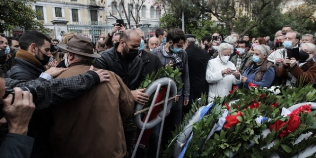 ΣΥΡΙΖΑ: Αντιπροσωπεία κατέθεσε στεφάνι στο Πολυτεχνείο