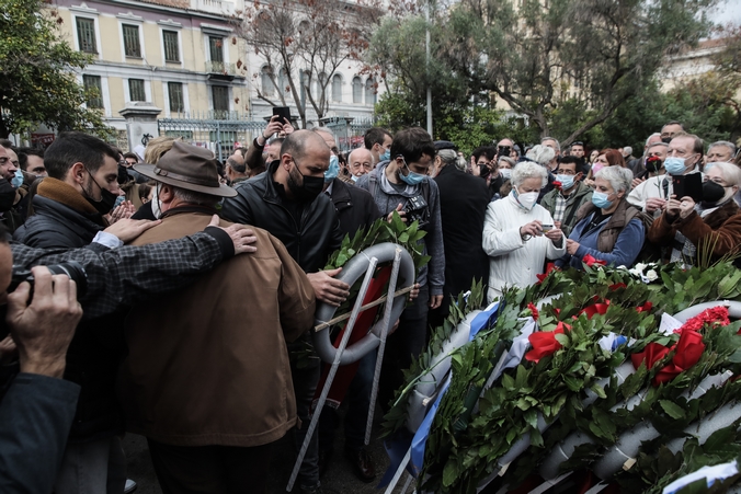 ΣΥΡΙΖΑ: Αντιπροσωπεία κατέθεσε στεφάνι στο Πολυτεχνείο
