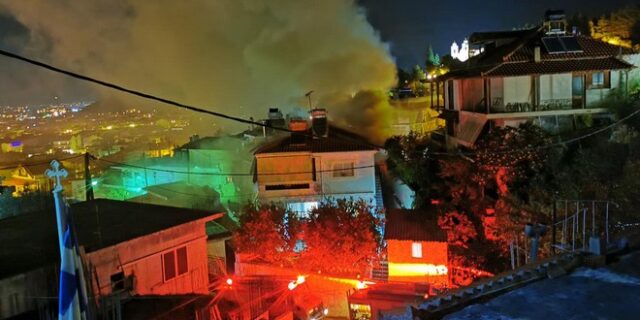 Φωτιά σε σπίτι στο Ναύπλιο – Πυκνός καπνός πάνω από την πόλη