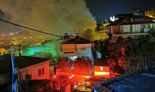 Φωτιά σε σπίτι στο Ναύπλιο – Πυκνός καπνός πάνω από την πόλη
