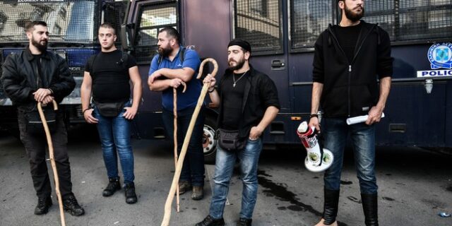 Κρητικοί αγρότες στο υπ. Αγροτικής Ανάπτυξης – Με μαγκούρες αλλά χωρίς μάσκα στο τρένο