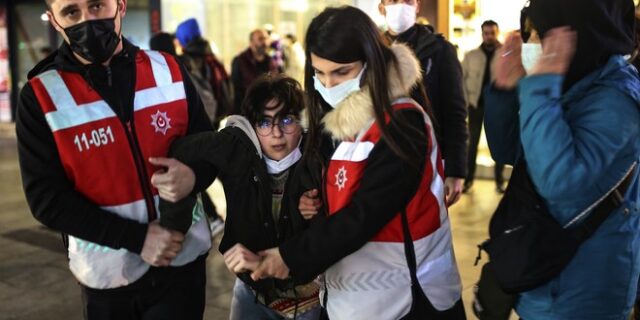 Τουρκία: Τουλάχιστον 30 συλλήψεις στη διαδήλωση κατά της ακρίβειας – “Ερντογάν παραιτήσου” φώναζε το πλήθος