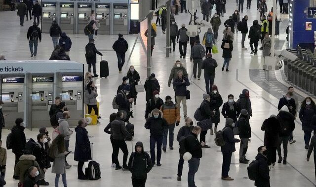 Μετάλλαξη Όμικρον: Συναγερμός από ΠΟΥ – “Πολύ υψηλός κίνδυνος, παγκόσμια εξάπλωση”