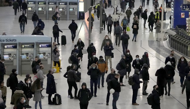 Μετάλλαξη Όμικρον: Συναγερμός από ΠΟΥ – “Πολύ υψηλός κίνδυνος, παγκόσμια εξάπλωση”