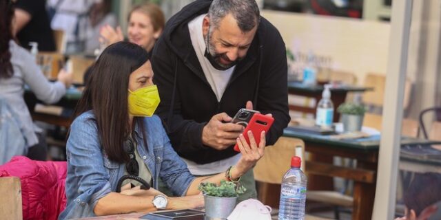 Κορονοϊός: 902 νέα κρούσματα σήμερα στην Αττική