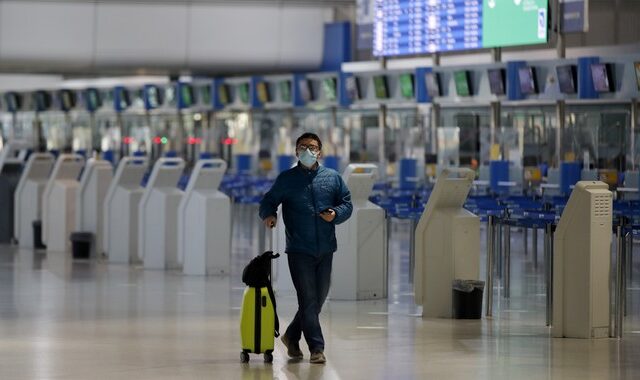 Κομισιόν: Εξετάζονται αλλαγές στα ταξίδια εντός κι εκτός ΕΕ – Χριστούγεννα στη σκιά του κορονοϊού