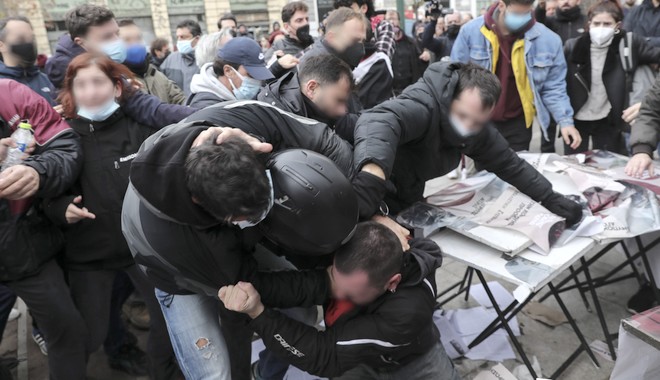 Πολυτεχνείο: Ξύλο στην κατάθεση στεφάνων – Εμποδίστηκαν βουλευτές της ΝΔ και μέλη του ΣΥΡΙΖΑ
