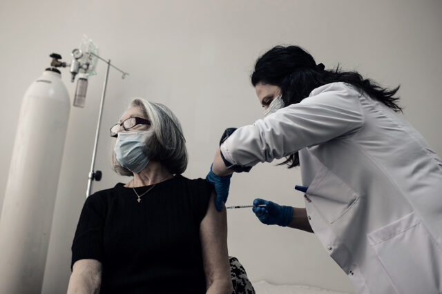 Εμβόλιο Κορονοϊού: Γιατί η τρίτη δόση είναι απαραίτητη