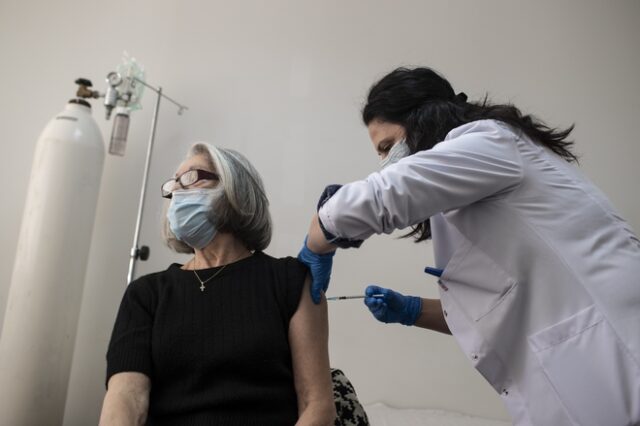 Κορονοϊός: Διευκρινίσεις για τον εμβολιασμό μετά από νόσηση – Πότε αποκτάμε αντισώματα με την τρίτη δόση