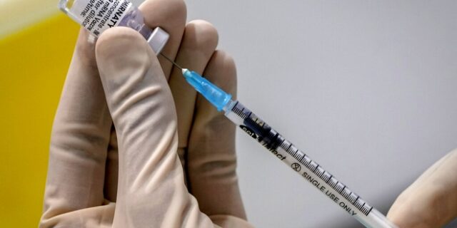 Μόσιαλος: Η τρίτη δόση του εμβολίου, δωρεάν κάρτα ανανέωσης της ανοσίας