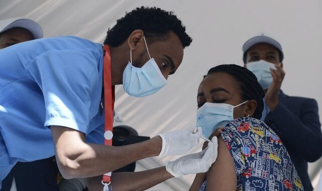 Εμβόλιο κορονοϊού: Νοσηλευτές ενώθηκαν για να πάνε στα δικαστήρια αυτούς που μπλοκάρουν την άρση της πατέντας