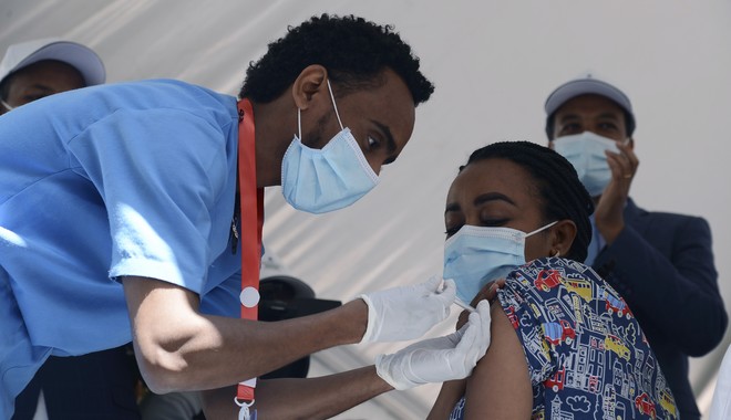 Εμβόλιο κορονοϊού: Νοσηλευτές ενώθηκαν για να πάνε στα δικαστήρια αυτούς που μπλοκάρουν την άρση της πατέντας