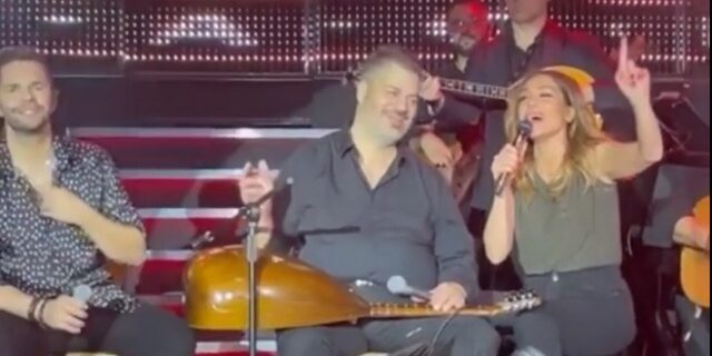 Η Βανδή τραγουδάει στον Μπισμπίκη και τον ρωτάει “Να μείνω;”