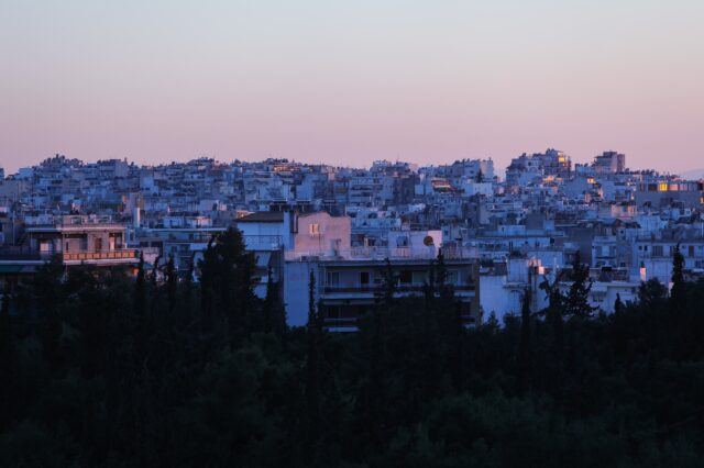 Είναι ακριβά τα σπίτια ή χαμηλά τα εισοδήματα στην Ελλάδα;