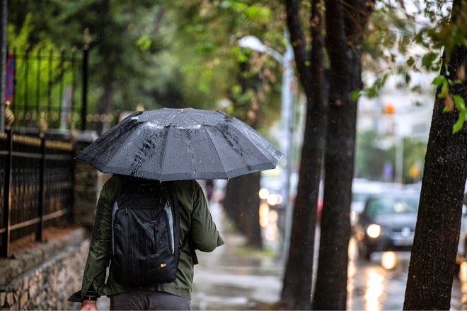 Καιρός: Βροχές, καταιγίδες και πτώση της θερμοκρασίας – Ύφεση των φαινομένων το Σαββατοκύριακο