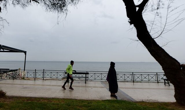 Καιρός: Βροχές και καταιγίδες – Πέφτει η θερμοκρασία