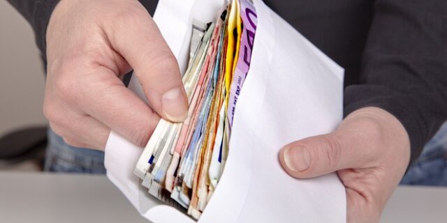 ΣΔΟΕ: Απάτες εκατομμυρίων από καθηγητή ΑΕΙ, “τυμβωρυχία” στον Αναπτυξιακό Νόμο