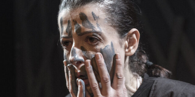 Η Χρύσα Παππά ζωντανεύει στη σκηνή τη “Σέρρα” του Γιάννη Καλπούζου