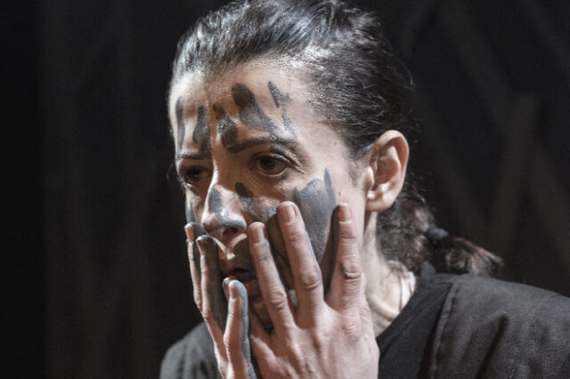 Η Χρύσα Παππά ζωντανεύει στη σκηνή τη “Σέρρα” του Γιάννη Καλπούζου
