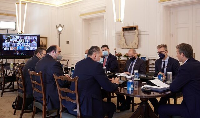 Κλιματικός νόμος: “Φρένο” στα ΙΧ με κινητήρες εσωτερικής καύσης – Θαλάσσια αιολικά πάρκα