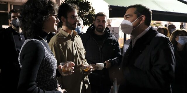 Ο Αλέξης Τσίπρας συζήτησε με νέους σε μπαρ της Λάρισας