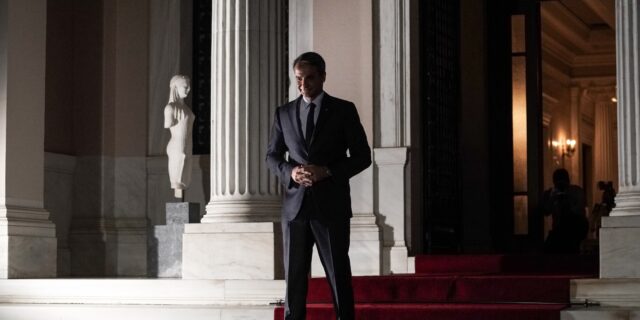 Στο μυαλό του Μητσοτάκη για το 2022: Μετάλλαξη Όμικρον και ακρίβεια