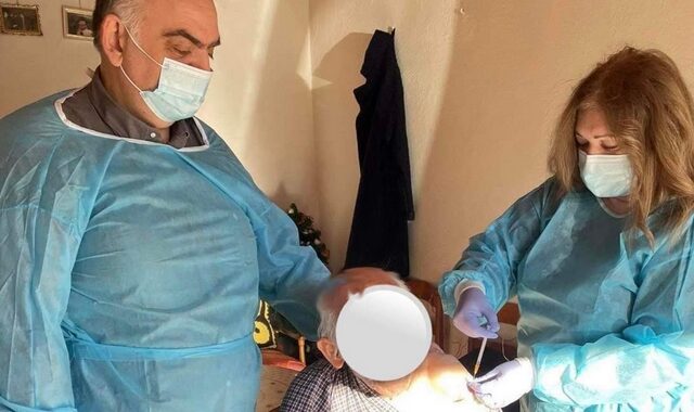 Τρίκαλα: Παππούς 104 ετών εμβολιάστηκε κατά του κορονοϊού
