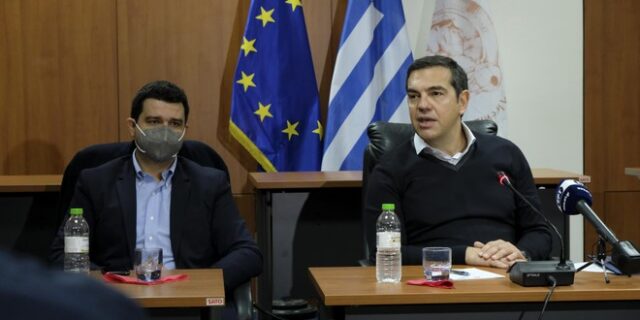 Τσίπρας: Ανοησίες Μητσοτάκη ότι είναι το ίδιο για έναν ασθενή να είναι εντός και εκτός ΜΕΘ