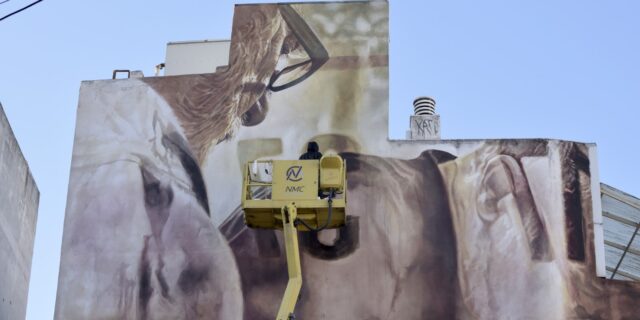 Μία τεράστια βιβλιοφιλική τοιχογραφία δεσπόζει στα Εξάρχεια- Ο απίστευτος τρόπος που δημιουργήθηκε