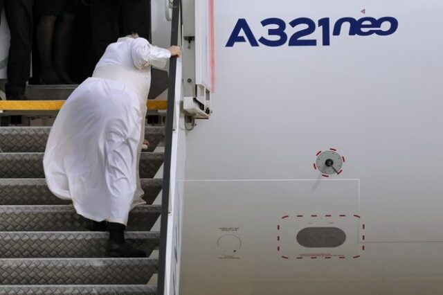 Πάπας Φραγκίσκος: Σκόνταψε κατά την επιβίβασή του στο αεροσκάφος