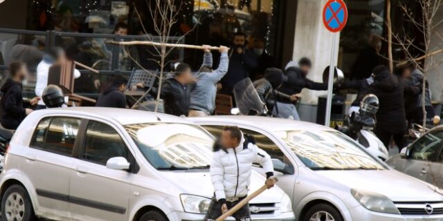 Θεσσαλονίκη: Στο αυτόφωρο οι τρεις συλληφθέντες για τα άγρια επεισόδια έξω από τα δικαστήρια