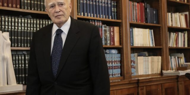 Ο πολιτικός κόσμος αποχαιρετά τον Κάρολο Παπούλια