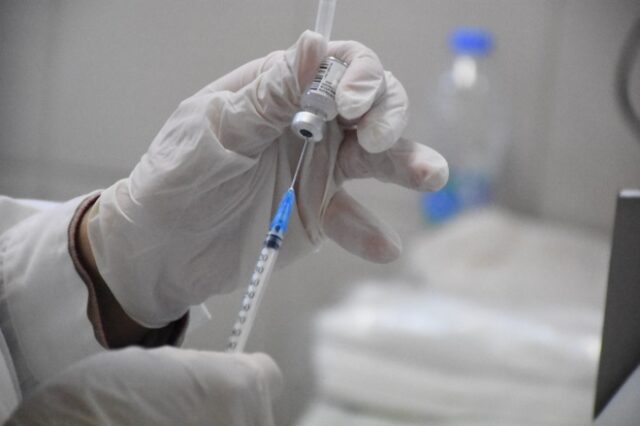 ΠΟΥ: Απαραίτητη η ενισχυτική δόση για τους ευάλωτους και όσους έχουν λάβει αδρανοποιημένο εμβόλιο