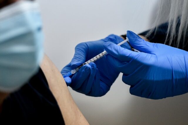 Γερμανία: Προ των πυλών τέταρτη δόση εμβολίου ειδικά για την Όμικρον