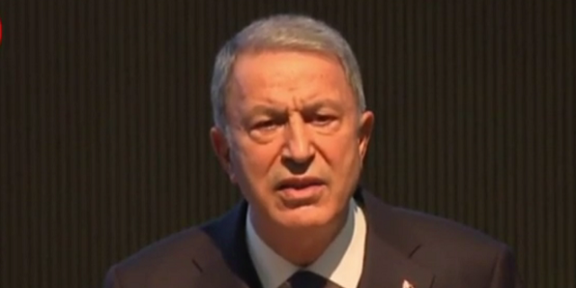 Ακάρ: Οι Ελληνες πολιτικοί είναι μυθομανείς, τους ευχόμαστε περαστικά