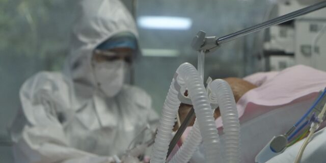 Κορονοϊός: Ο “μαύρος” Αύγουστος και τα σχολεία που ανοίγουν χωρίς μέτρα