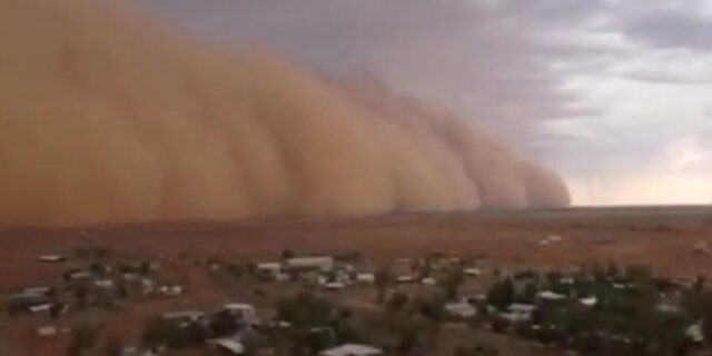 Αυστραλία: Η στιγμή που τεράστια αμμοθύελλα “καταπίνει” το Κουίνσλαντ