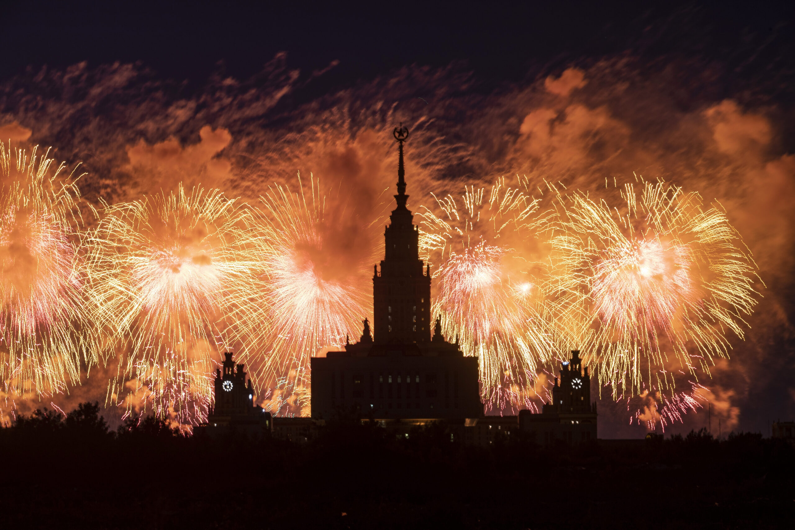 Каким был первый салют победы