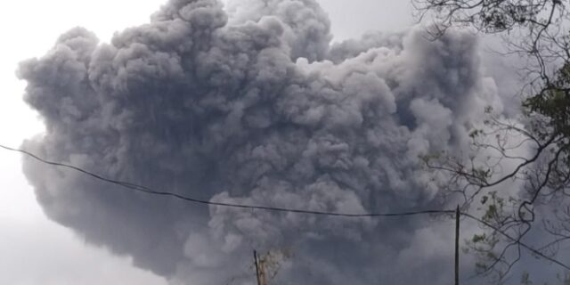 Ινδονησία: Ένας νεκρός και δεκάδες τραυματίες από την έκρηξη του ηφαιστείου Σεμέρου