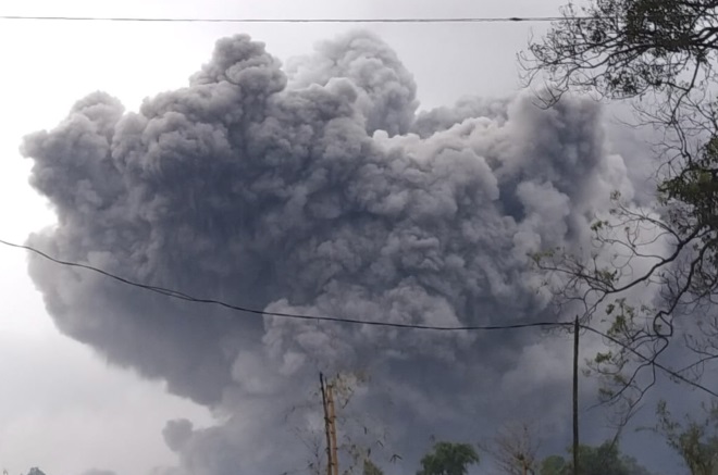 Ινδονησία: Ένας νεκρός και δεκάδες τραυματίες από την έκρηξη του ηφαιστείου Σεμέρου
