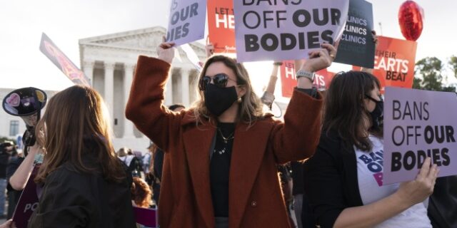 ΗΠΑ: Σκοταδισμός – Ανετράπη απόφαση που νομιμοποιούσε τις αμβλώσεις, δεν είναι πλέον συνταγματικό δικαίωμα