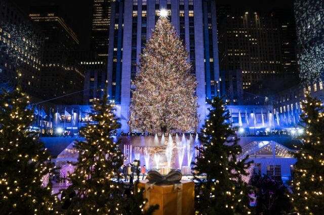 Χριστούγεννα στη Νέα Υόρκη: Φωταγωγήθηκε το εμβληματικό δέντρο του Rockefeller Center