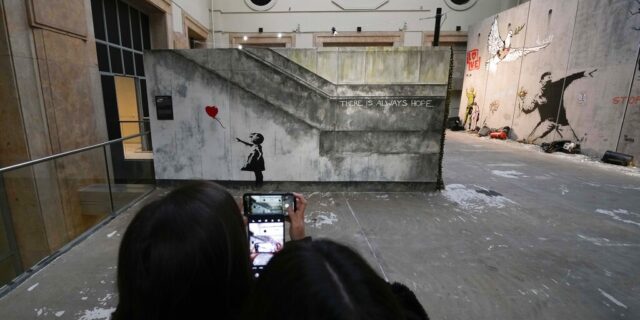 Banksy: Πουλά μπλουζάκια για να στηρίξει αυτούς που γκρέμισαν το άγαλμα δουλεμπόρου