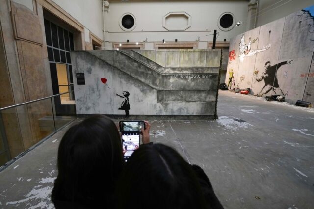 Banksy: Πουλά μπλουζάκια για να στηρίξει αυτούς που γκρέμισαν το άγαλμα δουλεμπόρου