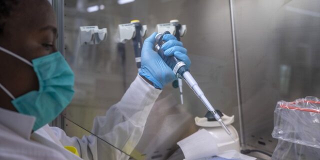 Όμικρον: Όσα ξέρουμε για τη μετάλλαξη σε 14 ερωτήσεις και απαντήσεις