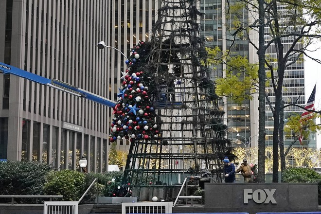 ΗΠΑ: Πυρπόλησαν το χριστουγεννιάτικο δέντρο του Fox News